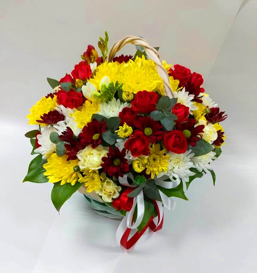 Цветочная композиция из Хризантемы и Розы в корзине в Первомайском Республика Дагестан