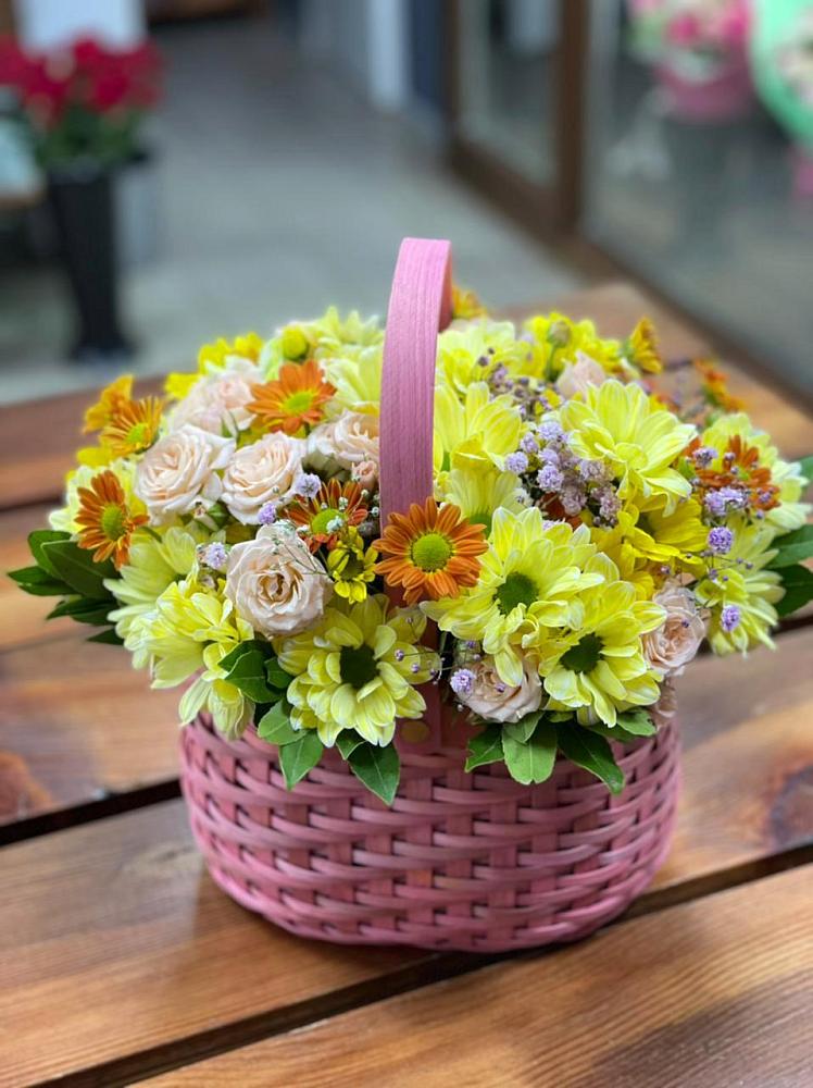 Цветочная композиция из Хризантемы и Розы в корзине в Первомайском Республика Дагестан