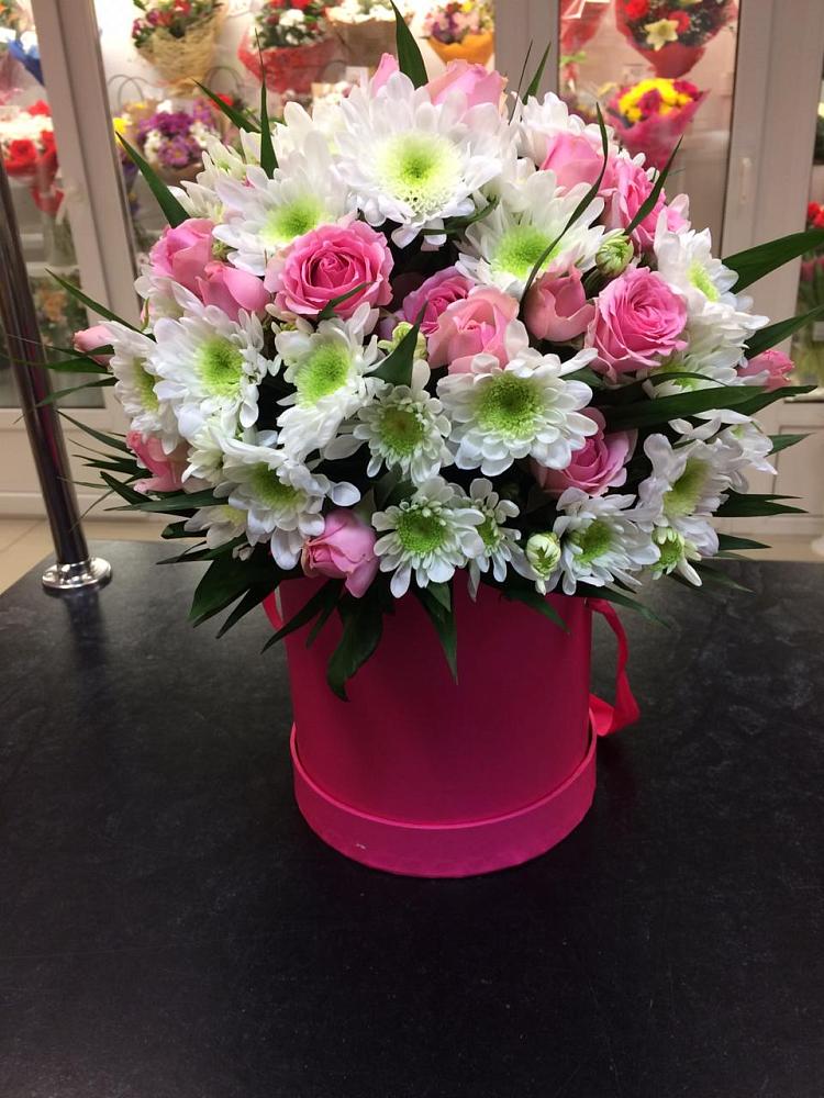 Цветочная композиция из Розы и Хризантемы в шляпной коробке в Первомайском Республика Дагестан