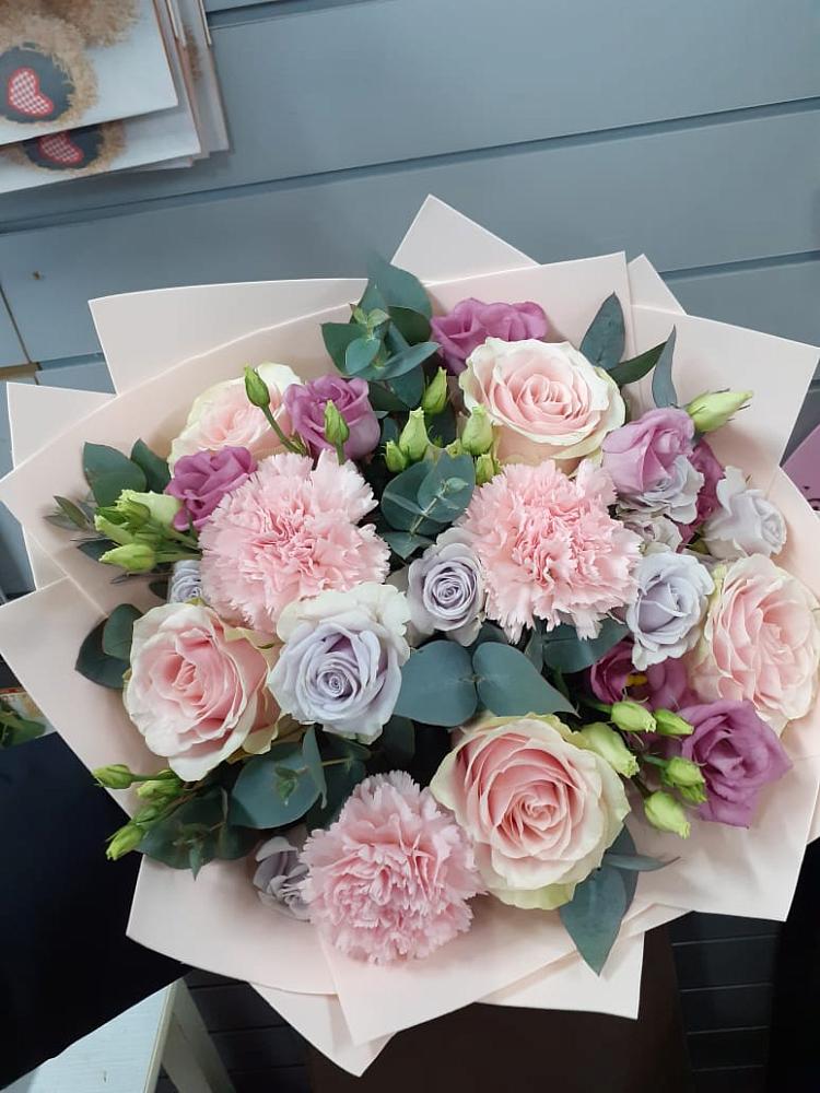 Букет цветов из: Розы, Гвоздики и Лизиантусы в Первомайском Республика Дагестан